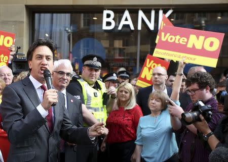 Leader of the Labour party Ed Miliband speaks to a gathering of "No" voters, as leader of the "Better Together" campaign Alistair Darling (2nd L) looks on, in Glasgow, September 11, 2014.REUTERS/Paul Hackett