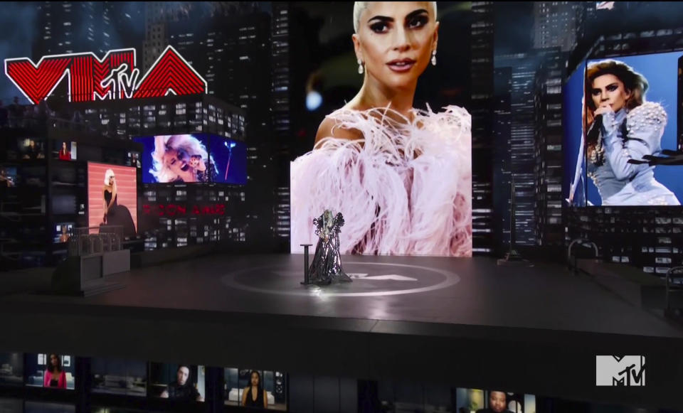 En esta imagen tomada de video el domingo 30 de agosto de 2020 y proporcionada por MTV, Lady Gaga recibe el premio Tricon durante la ceremonia de los Premios MTV a los Videos Musicales. (MTV vía AP)