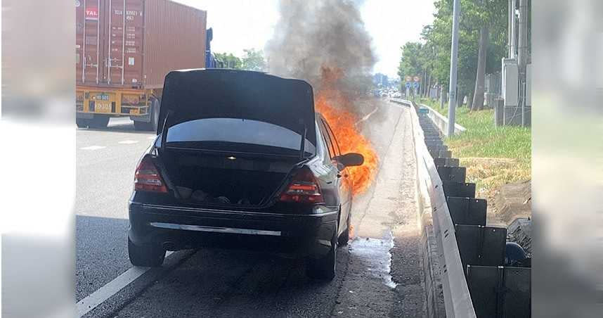 賓士車開在國道上突然冒煙，駕駛趕緊停在路邊，警消抵達時，車輛已經燒得剩骨架，起火原因警消還要調查。（圖／翻攝畫面）