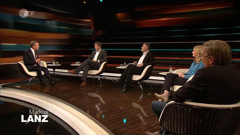 Am Dienstagabend zu Gast bei Markus Lanz: (von links) SPD-Chef Lars Klingbeil, Journalist Christoph Reuter, Journalistin Kerstin Münstermann und Publizist Harald Welzer. (Bild: ZDF)