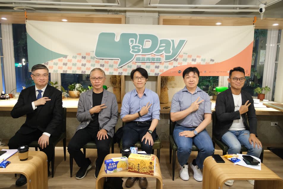 Y’s Day「週三青年日」17日晚上舉辦第49場活動「中國《反分裂國家法》對世界的危害與台灣的回應之道」。舞臺上由左至右為桑普、董立文、董思齊、沈有忠、王智盛。   圖：Y’s Day「週三青年日」提供