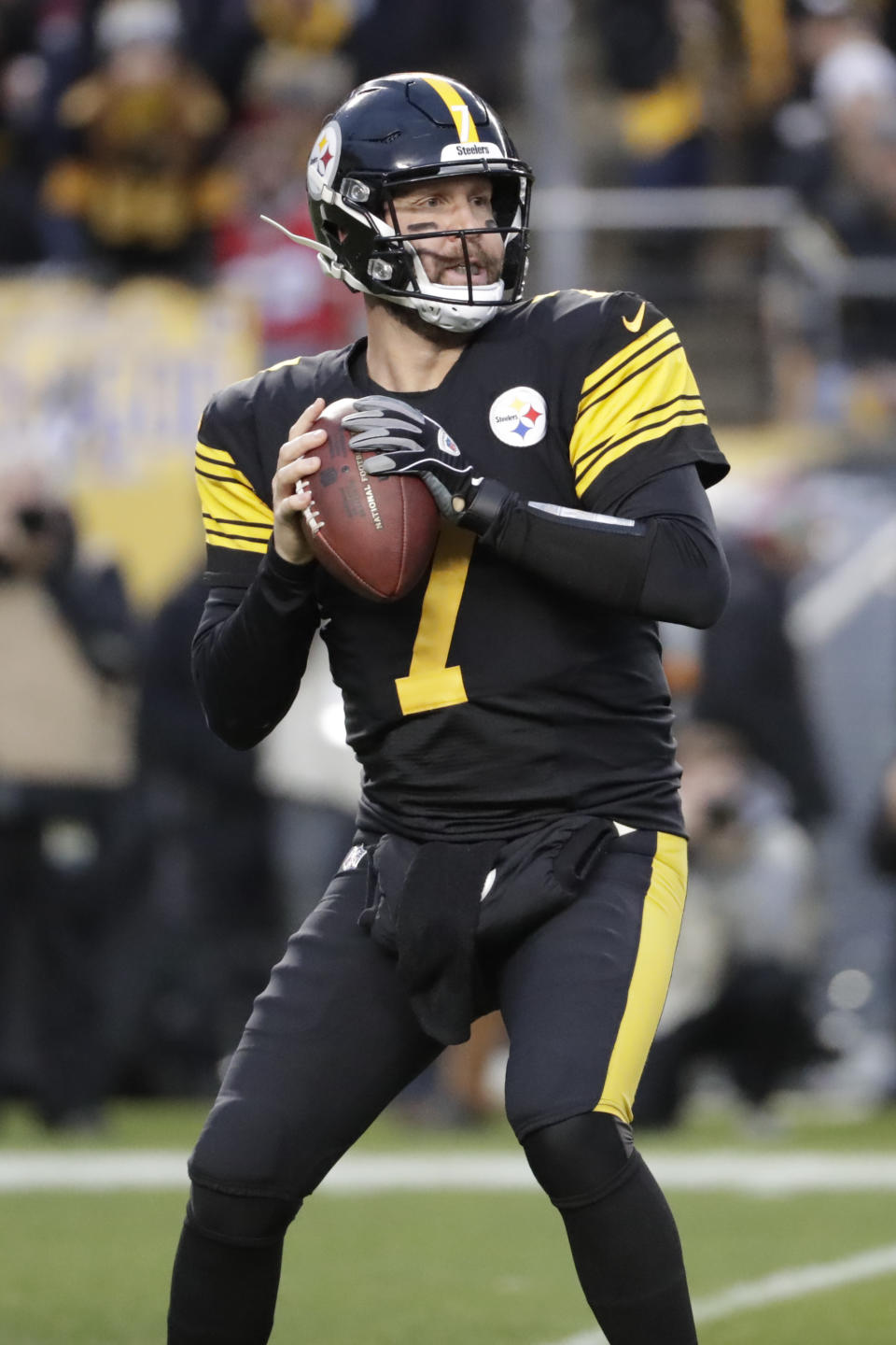 Pittsburgh Steelers quarterback Ben Roethlisberger looks to pass during the first half of an NFL football game against the New England Patriots in Pittsburgh, Sunday, Dec. 16, 2018. (AP Photo/Don Wright)