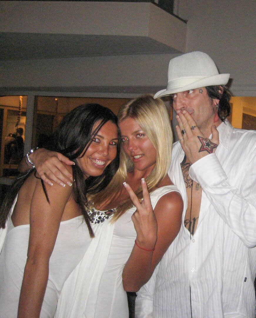 Tommy Lee, el marido entonces de Pamela Anderson, con dos chicas en la fiesta de 1998