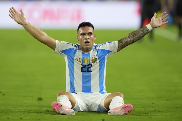 Lautaro Martínez celebra un gol que vale un título