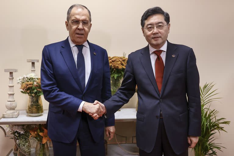 En esta foto difundida por el Servicio de Prensa del Ministerio de Asuntos Exteriores ruso, el ministro de Asuntos Exteriores ruso, Sergey Lavrov, izquierda, y el ministro de Asuntos Exteriores chino, Qin Gang, posan para una foto al margen de la reunión de ministros de Asuntos Exteriores del G20 en Nueva Delhi, India, el jueves 2 de marzo de 2023.