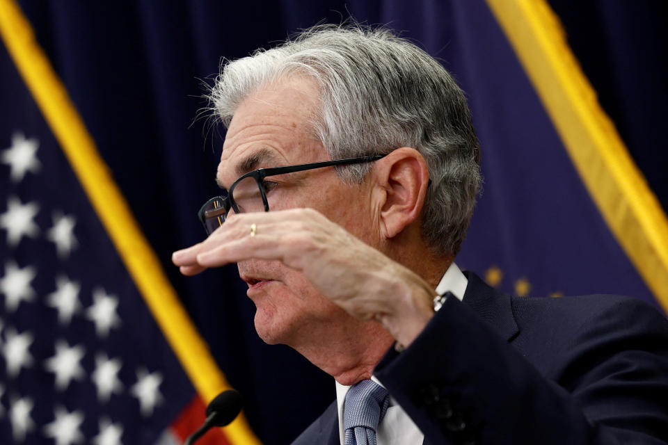 Ketua Dewan Federal Reserve Jerome Powell mengadakan konferensi pers menyusul pengumuman bahwa Federal Reserve menaikkan suku bunga setengah poin persentase, di Gedung Federal Reserve di Washington, AS, 14 Desember 2022. REUTERS/Evelyn Hockstein