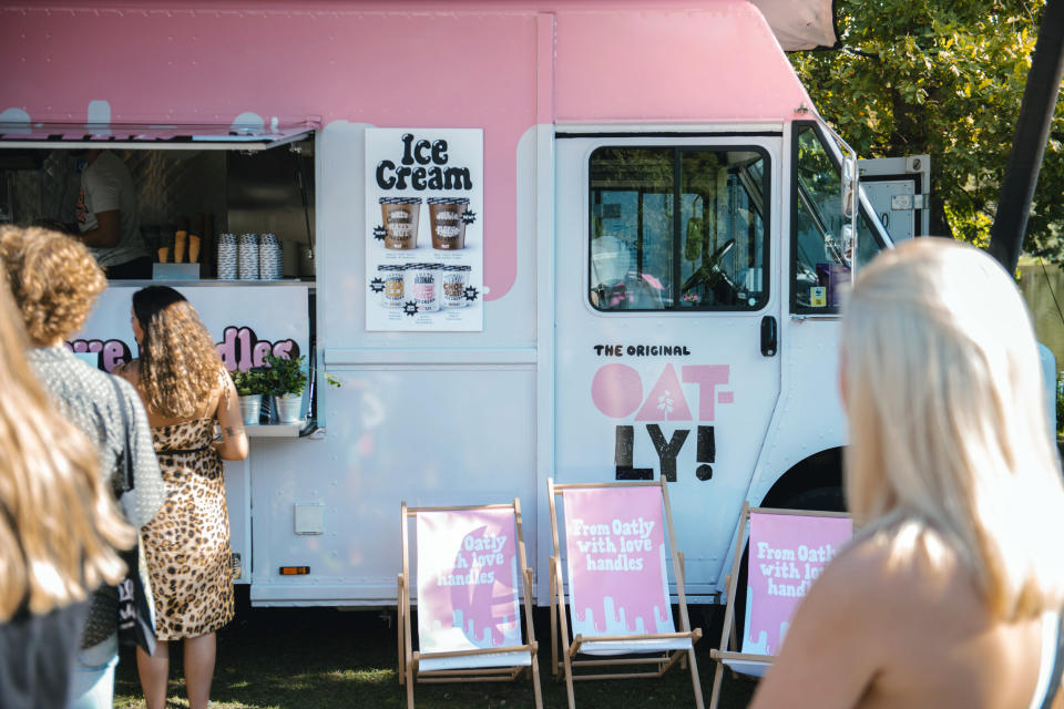 Oatly venderá un helado suave esta temporada en el estadio de los Yankees, el estadio Wrigley Field y el Globe Life Field. (Cortesía de Oatly para The New York Times)