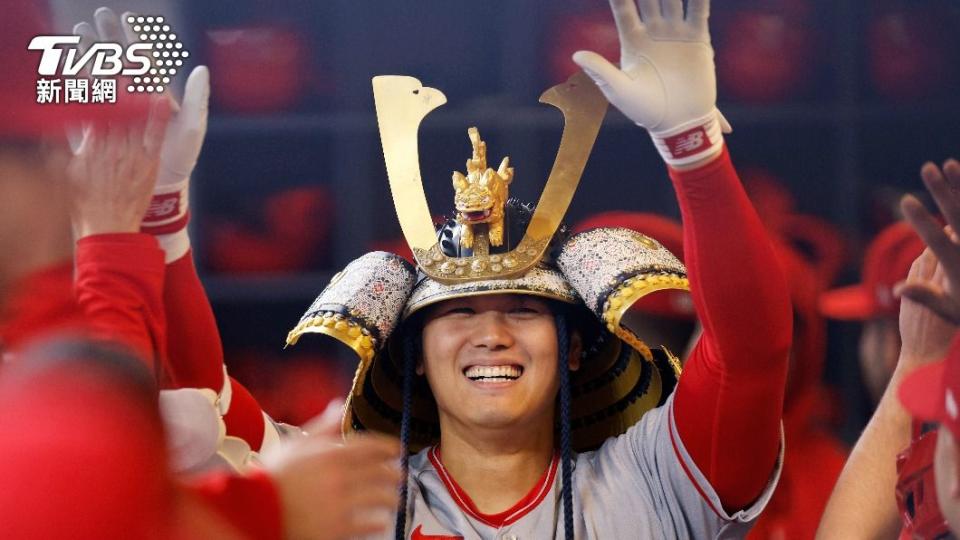 大谷翔平戴上武士頭盔與隊友擊掌慶祝。（圖／達志影像美聯社）