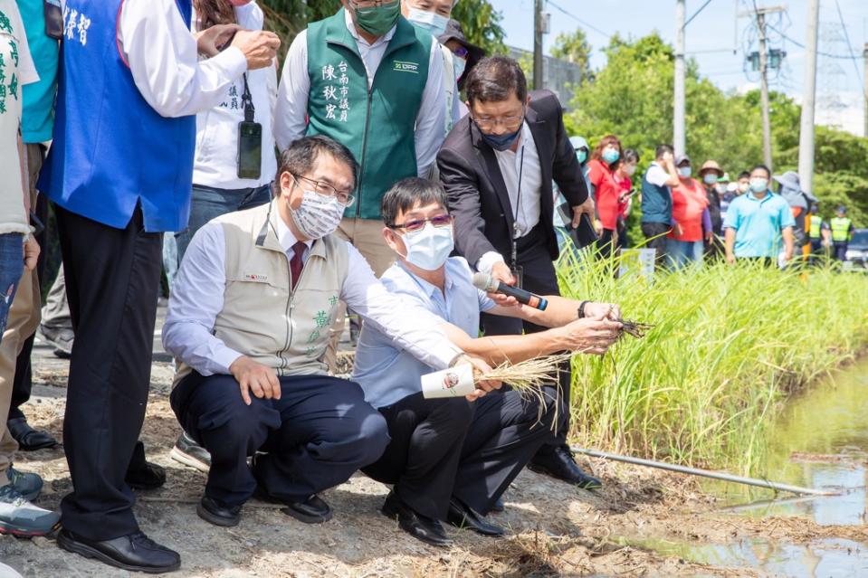 黃偉哲(左)致力於農水漁路基礎建設，四年修繕超過1200公里。（圖／取自黃偉哲臉書）