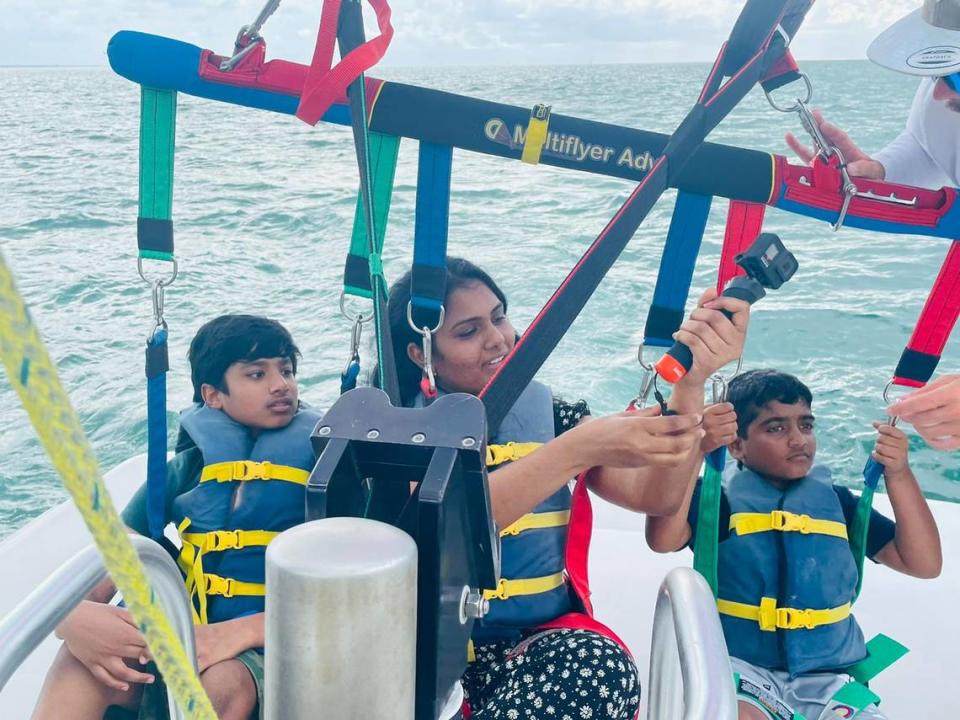 Supraja Alaparthi, en el centro, murió en una tragedia de parasailing después de que el capitán de una embarcación cortara el cable que la ataba a una embarcación frente a los Cayos de la Florida, el 30 de mayo de 2022, según las autoridades. Sriakshith Alaparthi, su hijo de 10 años (izquierda), y Vishant Sadda, su sobrino de 9 años (derecha), también resultaron heridos pero sobrevivieron.