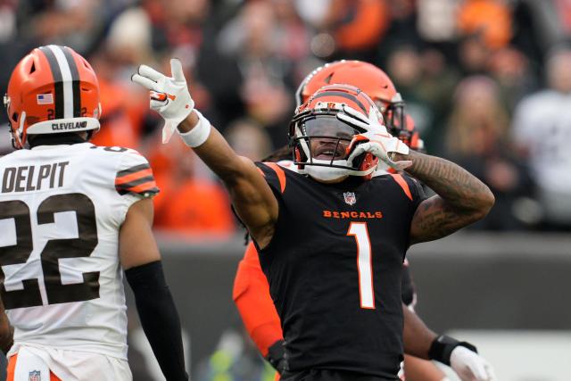 Cleveland Browns cornerback Denzel Ward (21) watches a replay during an NFL  football game against the Arizona Cardinals, Sunday, Oct. 17, 2021, in  Cleveland. (AP Photo/Kirk Irwin Stock Photo - Alamy