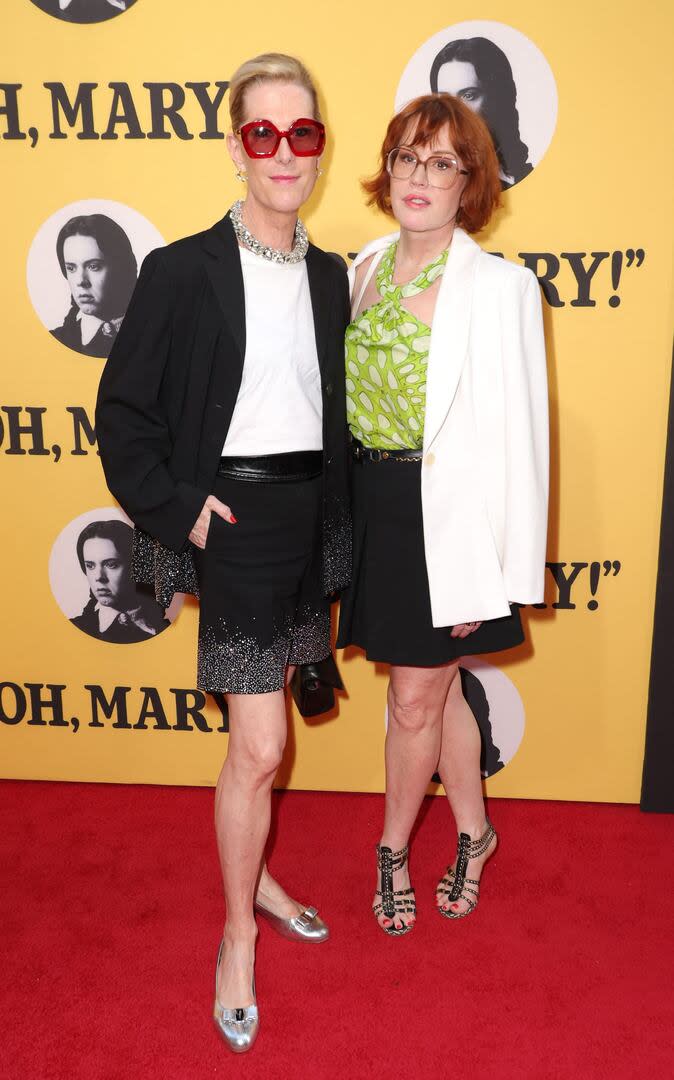 Justin Vivian Bond y Molly Ringwald dijeron presente en el estreno de Oh, Mary en el Lyceum Theatre de Broadway. Mientras que Bond le puso color a su outfit con unas llamativas gafas rojas, su colega lo hizo a través de una blusa estampada en verde