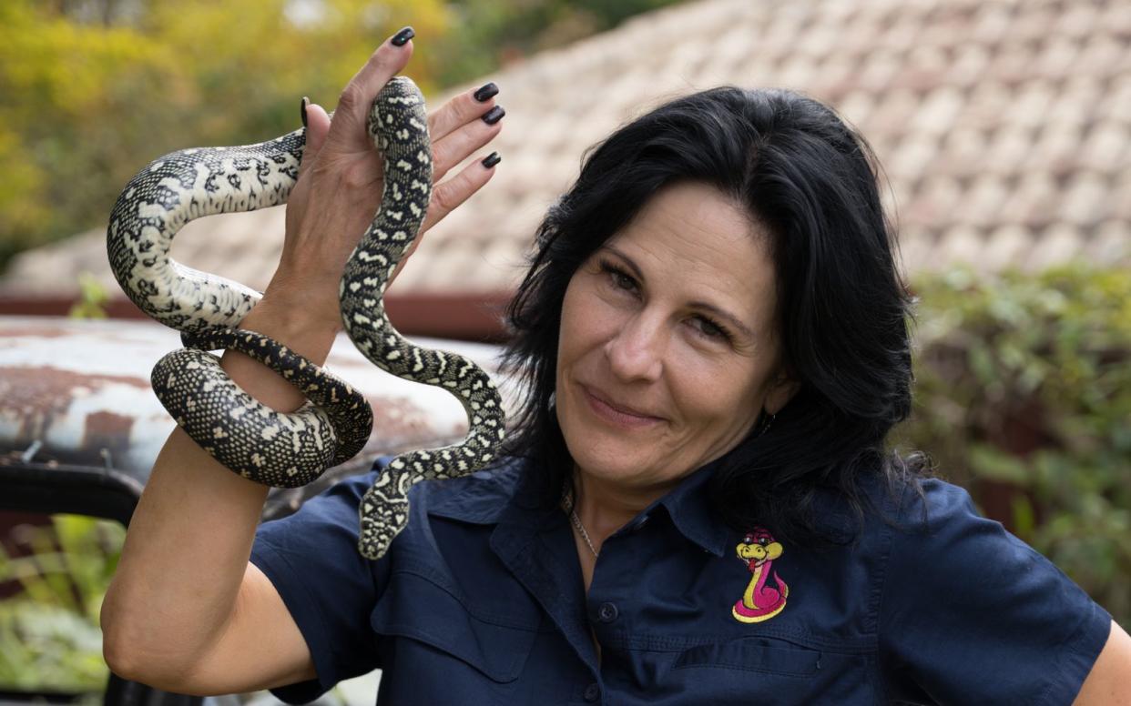 Julia Baker (55) ist "Die Schlangenfängerin" (ab Mittwoch, 8. Mai, DMAX, und jede Folge eine Woche vorab bei Discovery+). Sie schreckt vor nichts zurück, um die Tiere aus Garagen und Co. wieder in die Natur zu entlassen.  (Bild: DMAX/BluePrint Media)