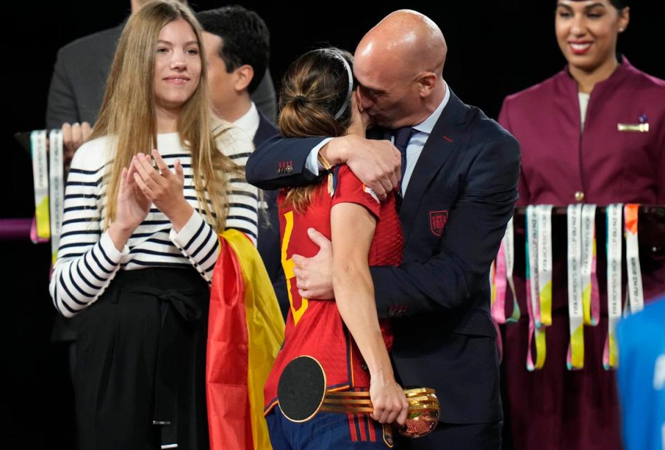 El presidente de la Federación Española de Fútbol, ​​Luis Rubiales (derecha), abraza a la española Aitana Bonmatti en el podio tras la victoria de España en la final del Mundial femenino contra Inglaterra (AP)