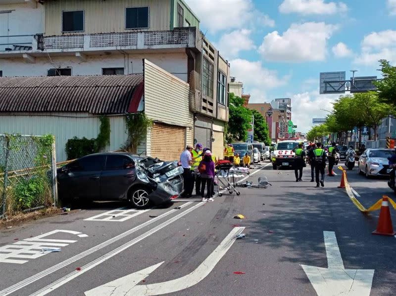 起重車又波及另外3輛轎車。（圖／翻攝畫面）