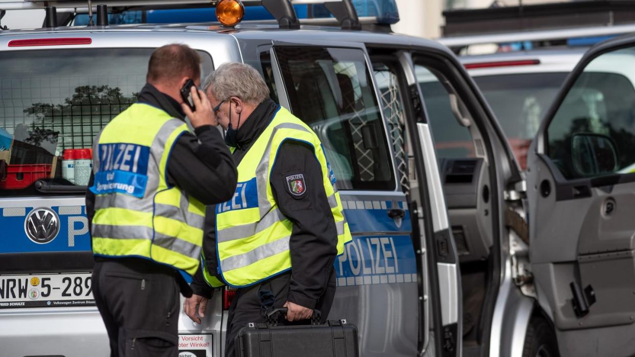 Mitarbeiter der Spurensicherung vor der JVA Münster.