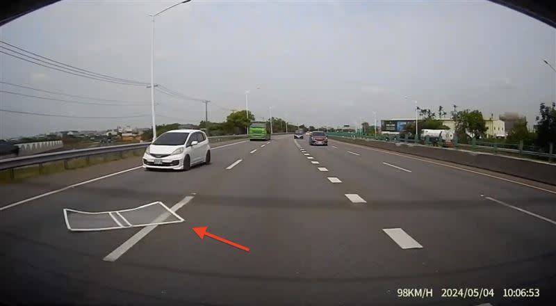 國道2上出現紗窗，駕駛閃避自撞。（圖／翻攝畫面）