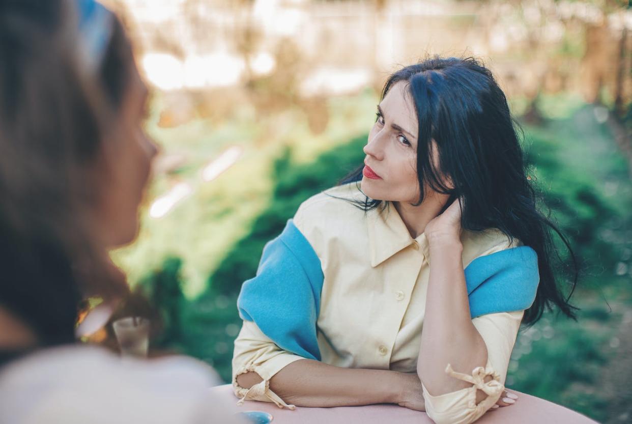 Estas conversaciones pueden resultar complicadas, pero son importantes. <a href="https://www.shutterstock.com/es/image-photo/two-young-women-argue-cafe-emotional-1712540833" rel="nofollow noopener" target="_blank" data-ylk="slk:Shutterstock / Aloha Hawaii;elm:context_link;itc:0;sec:content-canvas" class="link ">Shutterstock / Aloha Hawaii</a>