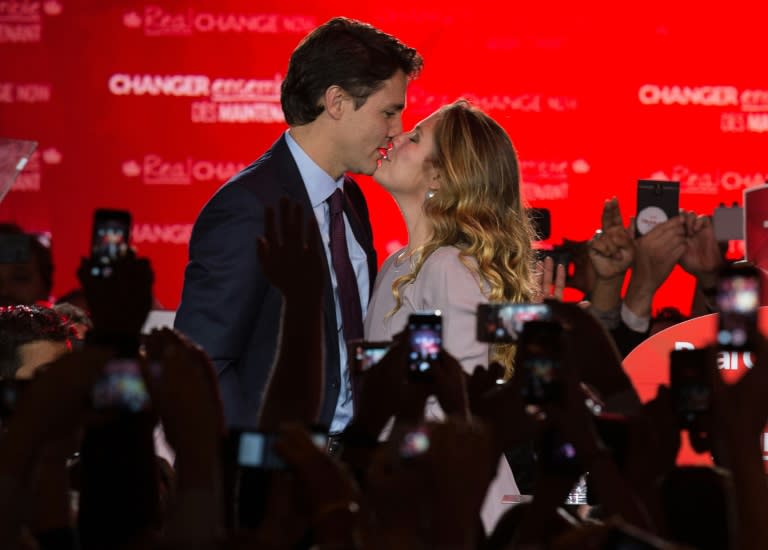 Canadian Liberal Party leader Justin Trudeau kisses his wife Sophie as they arrive on stage in Montreal on October 20, 2015 after winning the general elections