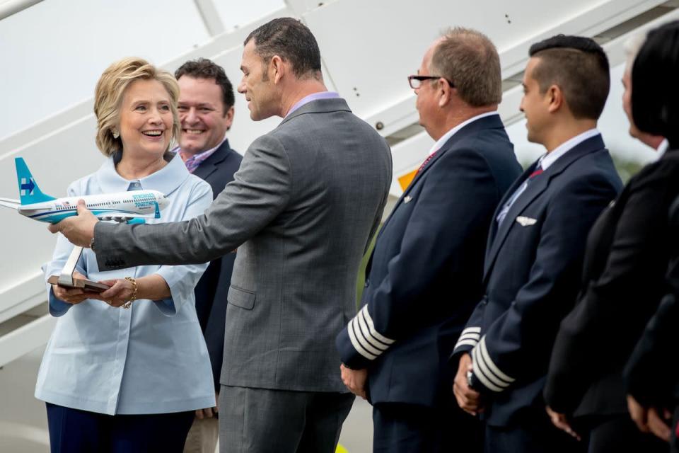 Todo el mundo a bordo del nuevo avión de Hillary
