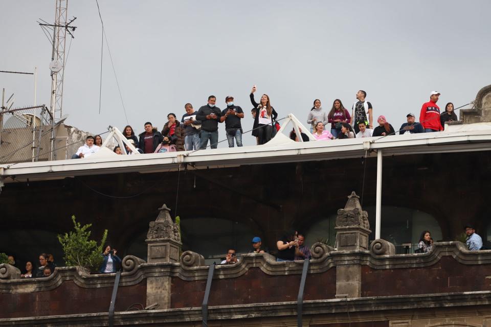 CIUDAD DE MÃ‰XICO, 25SEPTIENBRE2022. Asistentes al concierto de la agrupaciÃ³n de mÃºsica Grupo Firme son sacados de entre la multitud por la saturaciÃ³n de espectadores  en la plancha del zÃ³calo capitalino. FOTO: EDGAR NEGRETE/CUARTOSCURO.COM