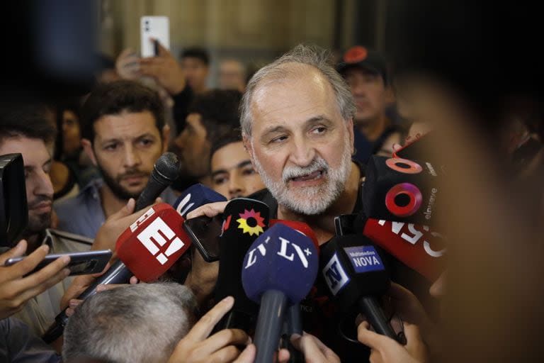 Eduardo Belliboni habla con los medios en la Estación Constitución