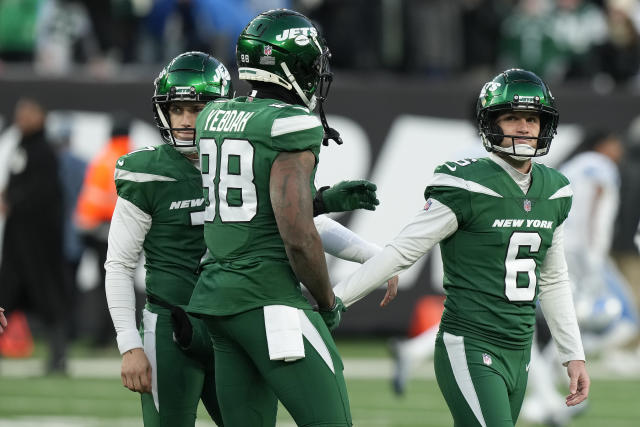 East Rutherford, NJ. 18/12/2022, New York Jets tight end C.J. Uzomah (87)  reacts after catching a pass for a touchdown during a NFL game on Sunday,  Dec. 18, 2022 in East Rutherford