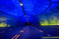 El túnel de Lærdal Tunnel es el más largo del mundo con una longitud de 24,5 kilómetros. En interior tiene luces azules y amarillas para simular el amanecer y que los conductores estén en alerta. (Foto: Getty Images).