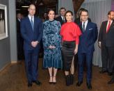 <p>Ungewohnt rockig fiel Victorias Outfit für eine Abendveranstaltung mit Prinz William und Herzogin Kate aus. Während die Britin ihren Babybauch in ein hochgeschlossenes Samtkleid hüllte, hatte sich die Kronprinzessin für einen ziemlich hochgeschlitzten Rock, ein knallrotes Satinoberteil und Stiefeletten entschieden. (Bild: AP Photo) </p>