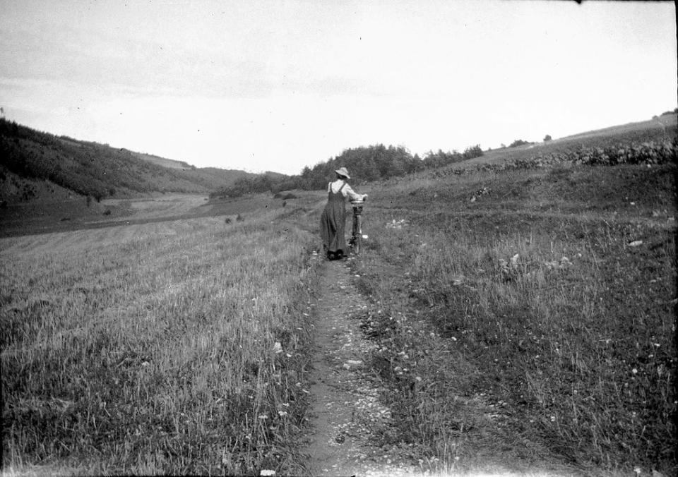 Münter with her bicycle on a field path near Krachenhausen, Kallmunz, in the summer of 1903, taken by Kandinsky (Wassily Kandinsky)