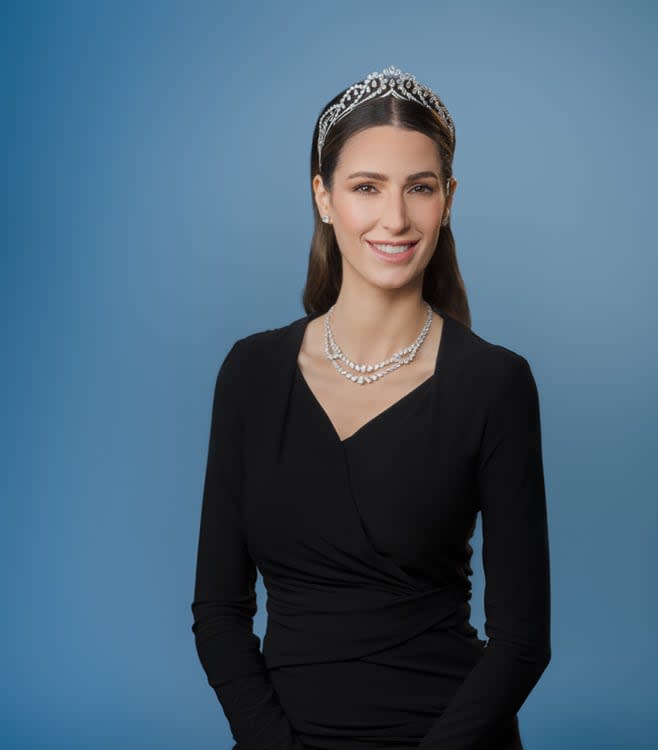 Rajwa de Jordania con tiara y collar