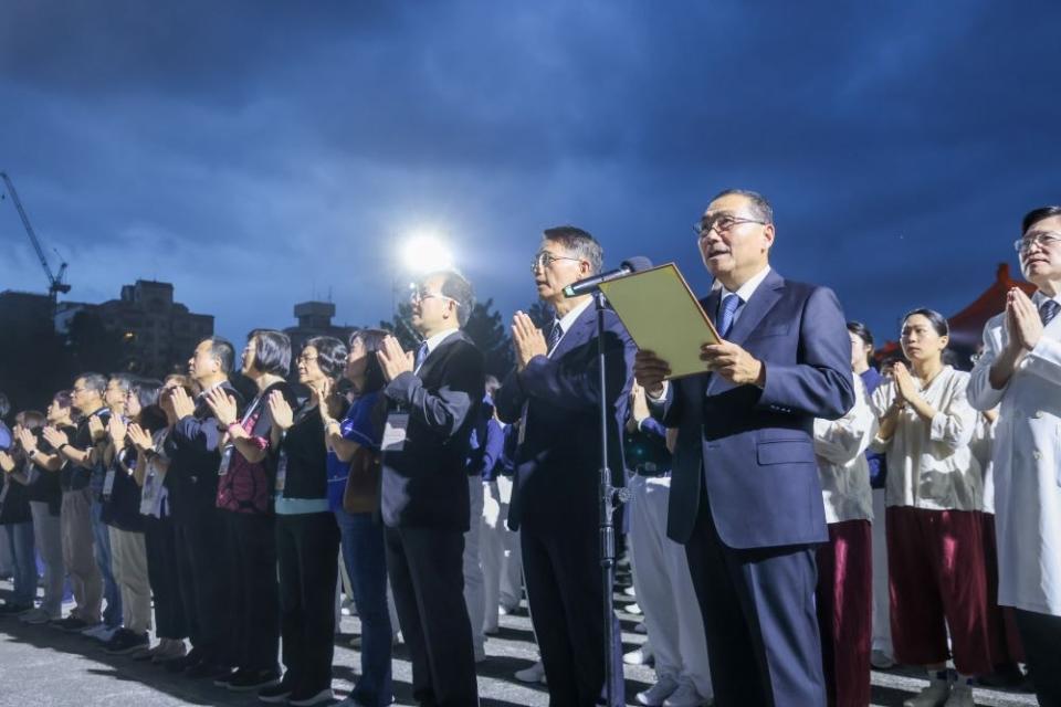 《圖說》侯友宜市長與其他出席貴賓共同念誦祈福文。〈民政局提供〉