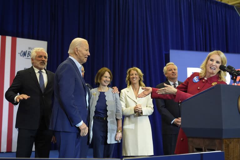 Kerry Kennedy, a la derecha, presenta al presidente Joe Biden, segundo desde la izquierda, en un evento de campaña, el jueves 18 de abril de 2024, en Filadelfia.