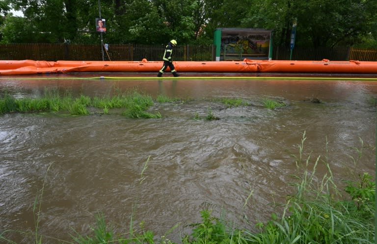 Bei dem Hochwasser in Baden-Württemberg sind zwei Menschen ums Leben gekommen. Damit erhöhte sich die Zahl der bei dem aktuellen Hochwasser in Süddeutschland ums Leben gekommenen Menschen auf mindestens vier. Auch in Bayern wurden zwei Tote geborgen. (Michaela STACHE)