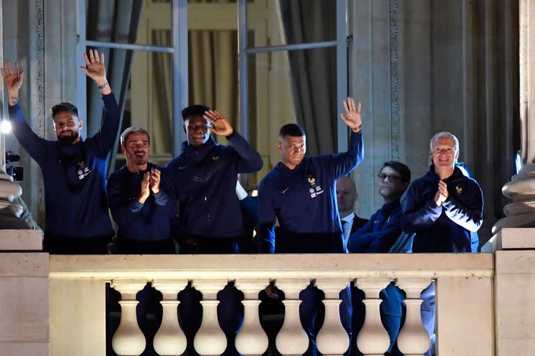 El delantero de Francia Olivier Giroud, el delantero de Francia Antoine Griezmann, el centrocampista de Francia Aurelien Tchouameni, el delantero de Francia Kylian Mbappe, el entrenador de Francia Didier Deschamps saludan a los aficionados en el Hotel de Crillon, un día después del partido de la final de la Copa del Mundo Qatar 2022 contra Argentina, en la Place de la Concorde en el centro de París el 19 de diciembre de 2022.