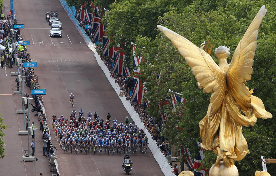 Competitors in the London-Surrey Cycle Classic road race, a test event for the London 2012 Olympic Games, start on The Mall near the Queen Victoria Memorial and its gilded pinnacle statue Victory, in London August 14, 2011. REUTERS/Dan Kitwood/POOL