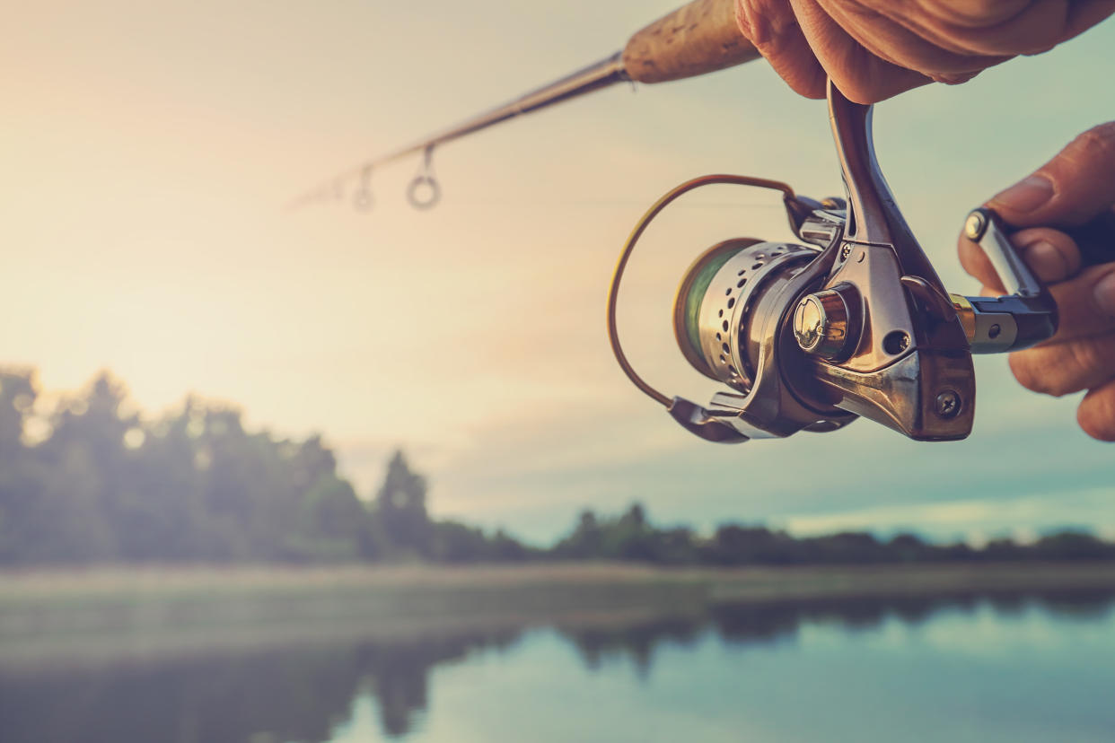 Was, wenn der Fisch nicht ganz für einen Rekord reicht? Ein Angler hat etwas nachgeholfen (Symbolbild: Getty Images)