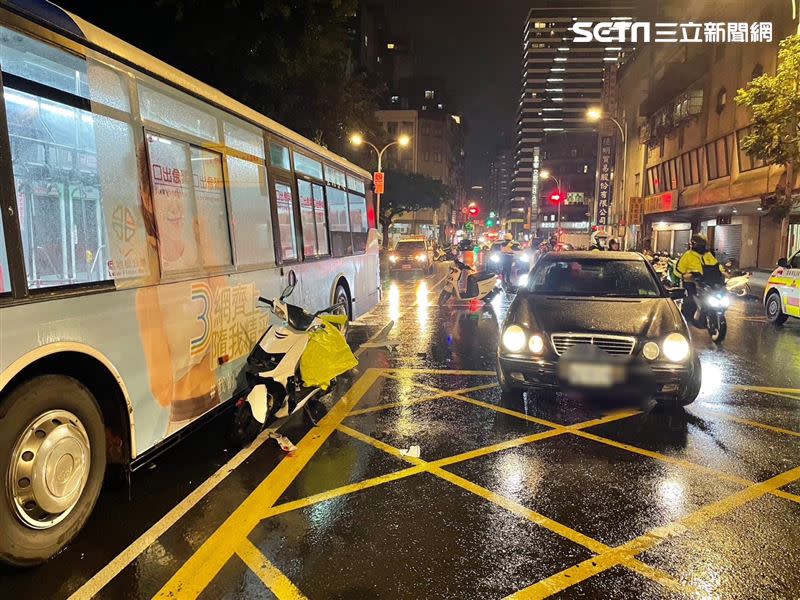 北市萬華分局警備隊徐姓隊長駕駛賓士車與蘇女機車發生碰撞。（圖／翻攝畫面）