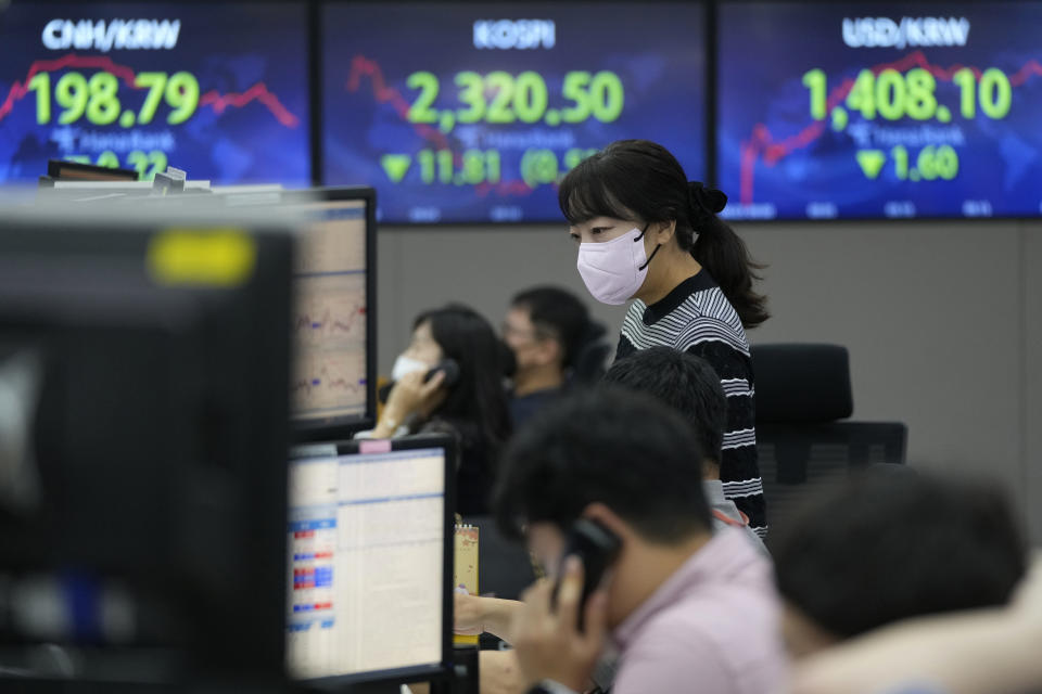 A currency trader watches monitors at the foreign exchange dealing room of the KEB Hana Bank headquarters in Seoul, South Korea, Friday, Sept. 23, 2022. Asian stocks fell for a third day Friday after more rate hikes by the Federal Reserve and other central banks to control persistent inflation spurred fears of a possible global recession. (AP Photo/Ahn Young-joon)