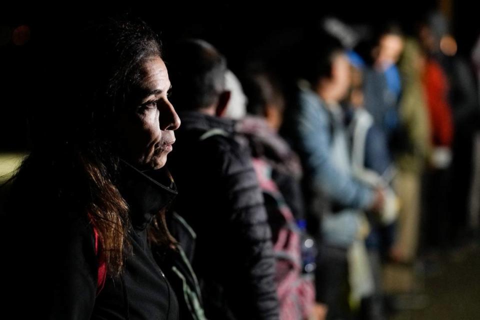 Una cubana espera con otros migrantes para ser procesados ​​para buscar asilo después de cruzar la frontera hacia EEUU.