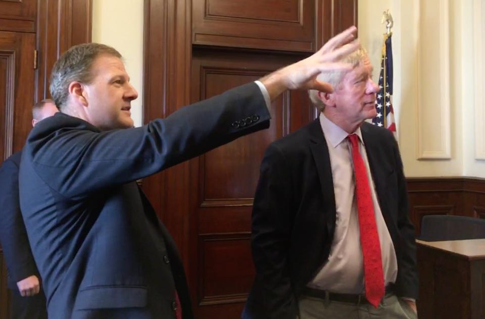 Former Massachusetts Gov. Bill Weld visits with New Hampshire Gov. Chris Sununu as he gears up to challenge President Donald Trump in the GOP primaries. (Photo: S.V. Date/HuffPost)