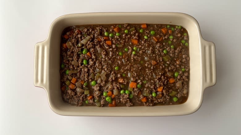 cottage pie beef filling in pan