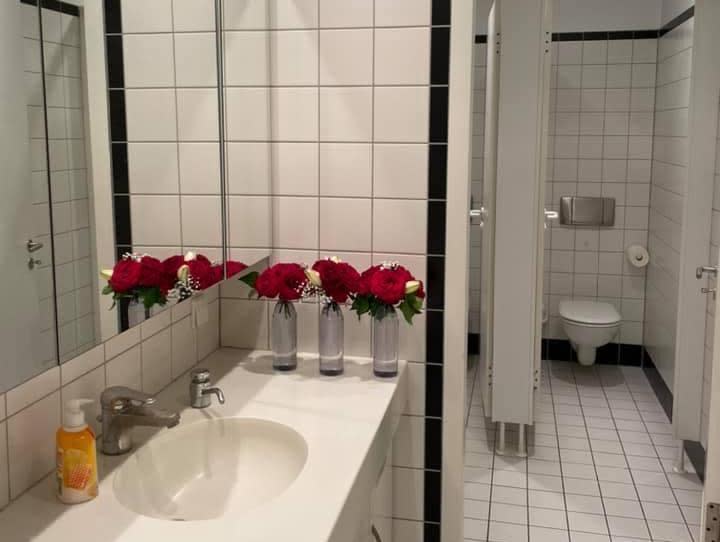 謝志偉把朱學恒送的玫瑰花拿來裝飾廁所。（翻攝謝志偉臉書）