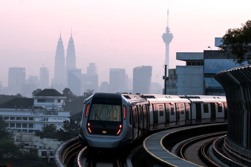 A Mass Rapid Transit (MRT) train makes its way from the Sungai Buloh station to the Semantan station at the break of dawn in Kuala Lumpur, December 17, 2016. — Bernama pic