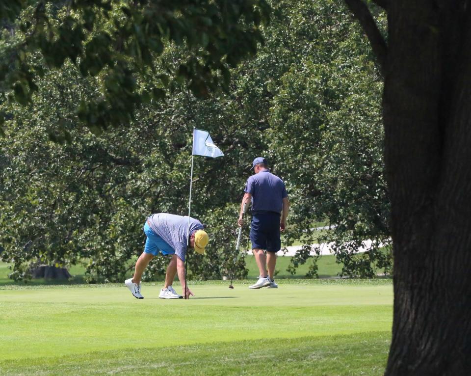 Aaron Rethman agarra su bola después de pegar un ace en el hoyo 11 durante el Campeonato Topeka Stroke Play en el Topeka Country Club el lunes 29 de julio.