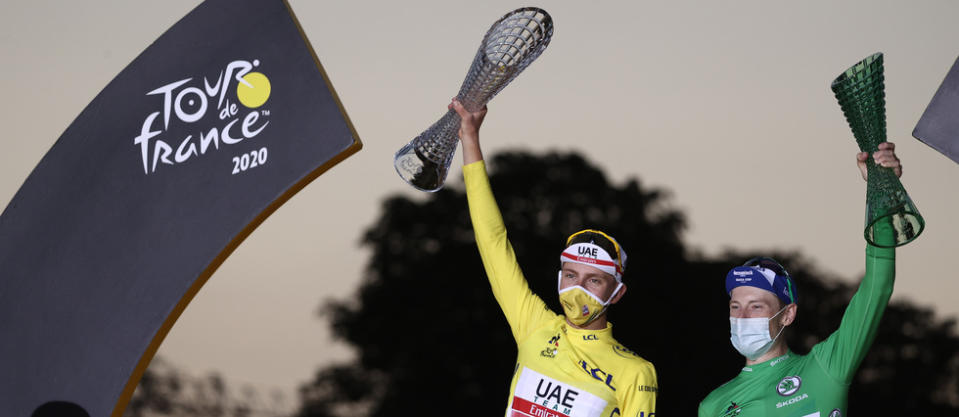 Tadej Pogacar (maillot jaune) et Sam Bennett (maillot vert) célèbrent leur victoire respective sur le Tour de France.
