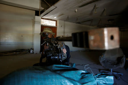 A sniper of the Iraqi federal police takes his position during clashes with Islamic State militants, in Mosul, Iraq March 25, 2017. Picture taken March 25, 2017. REUTERS/Khalid al Mousily