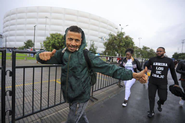 La alegría de un seguidor de Petro afuera del Movistar Arena, donde se instaló la campaña