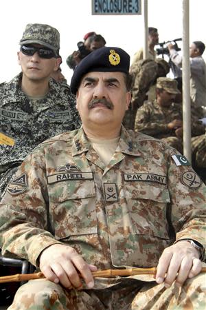 Pakistan's Lieutenant-General Raheel Sharif attends a military exercise in Khairpure Tamay Wali in Bahawalpur district November 4, 2013. REUTERS/Qamar Pervez