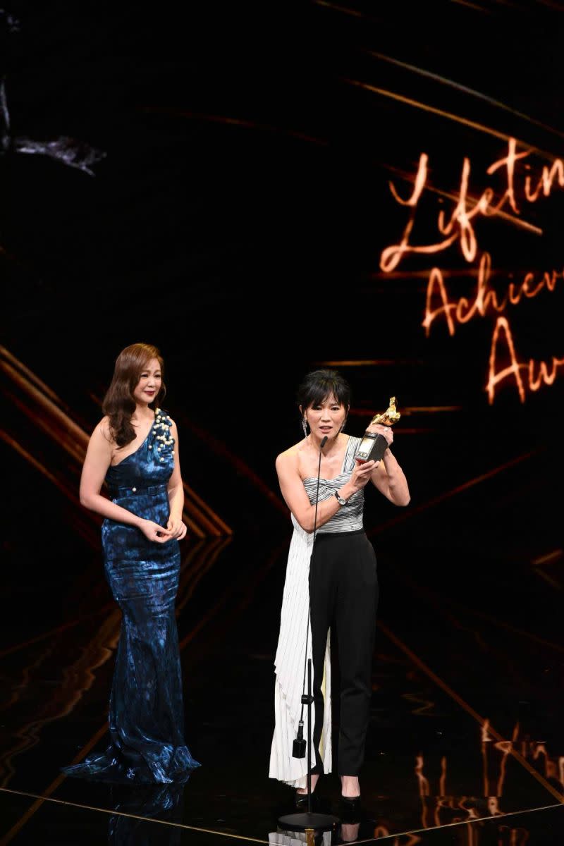 ▲王羽2019年獲頒金馬獎終身成就獎，女兒王馨平（左）、王加露代為領獎。（圖／金馬執委會提供）